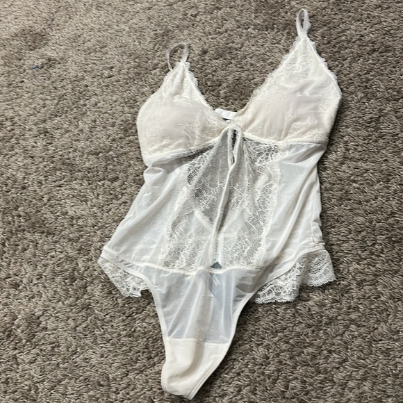 3 BRAND NEW ABERCROMBIE BODYSUITS 🤍🤍🤍 - Picture 8 of 12